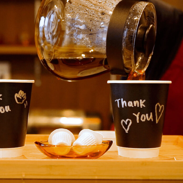 できたてのコーヒーをカップにそそぐ